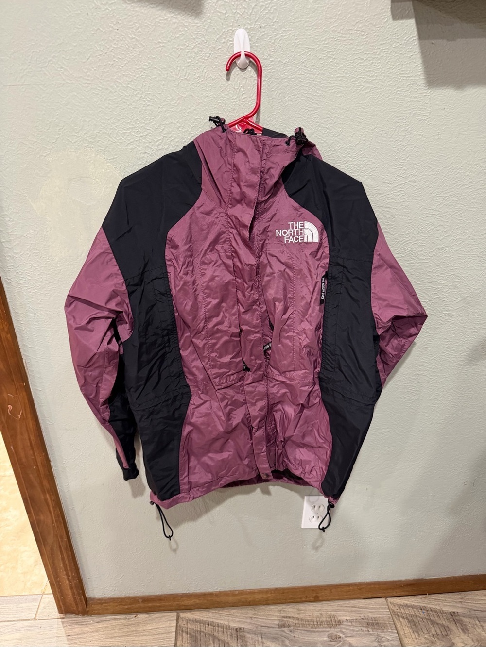 The North Face Women's Windbreaker Jacket in Mauve and Black vintage size S